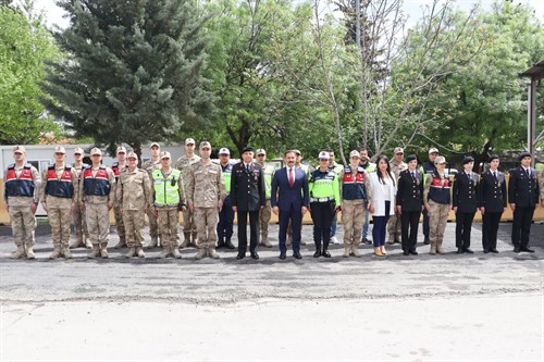 Hatay Valimiz Sayın Mustafa MASATLI Ovakent Yol Kontrol Noktasında vatandaşlarımızla sohbet ederek bayramlarını tebrik etmiştir.