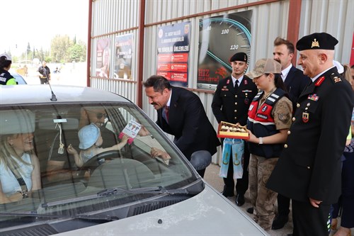 Hatay Valimiz Sayın Mustafa MASATLI Ovakent Yol Kontrol Noktasında vatandaslarımız ile sohbet ederek bayramlarını tebrik etmistir.